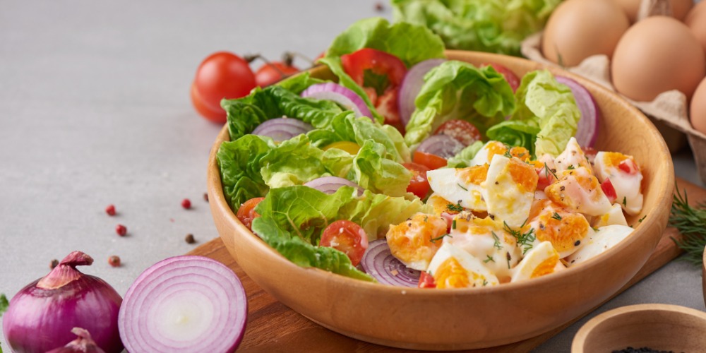 Salad trứng luộc và xà lách trộn xốt