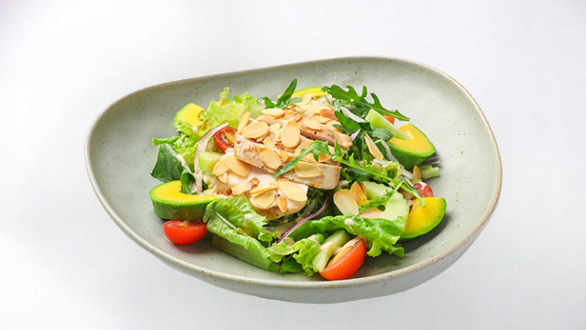 Salad ức gà nướng kết hợp rau xanh và hạnh nhân mang đến hương vị tươi mát, cân bằng