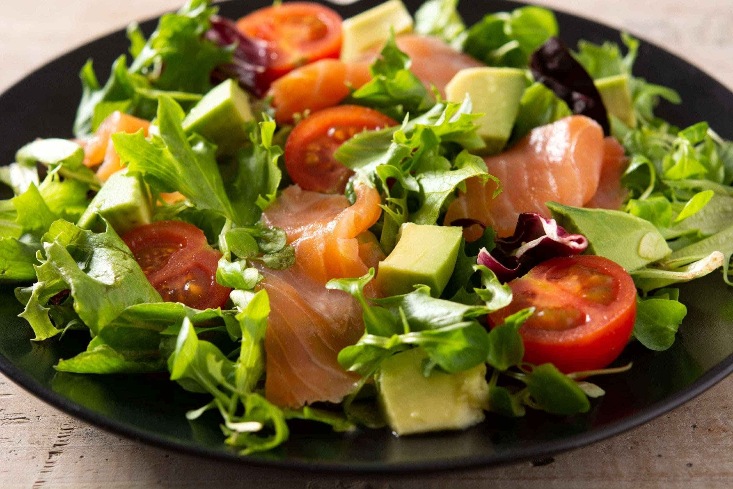 salad cá hồi dinh dưỡng và tươi mát