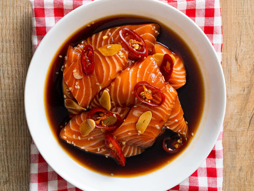 Cá hồi ngâm tương đậm vị cho món salad biến tấu