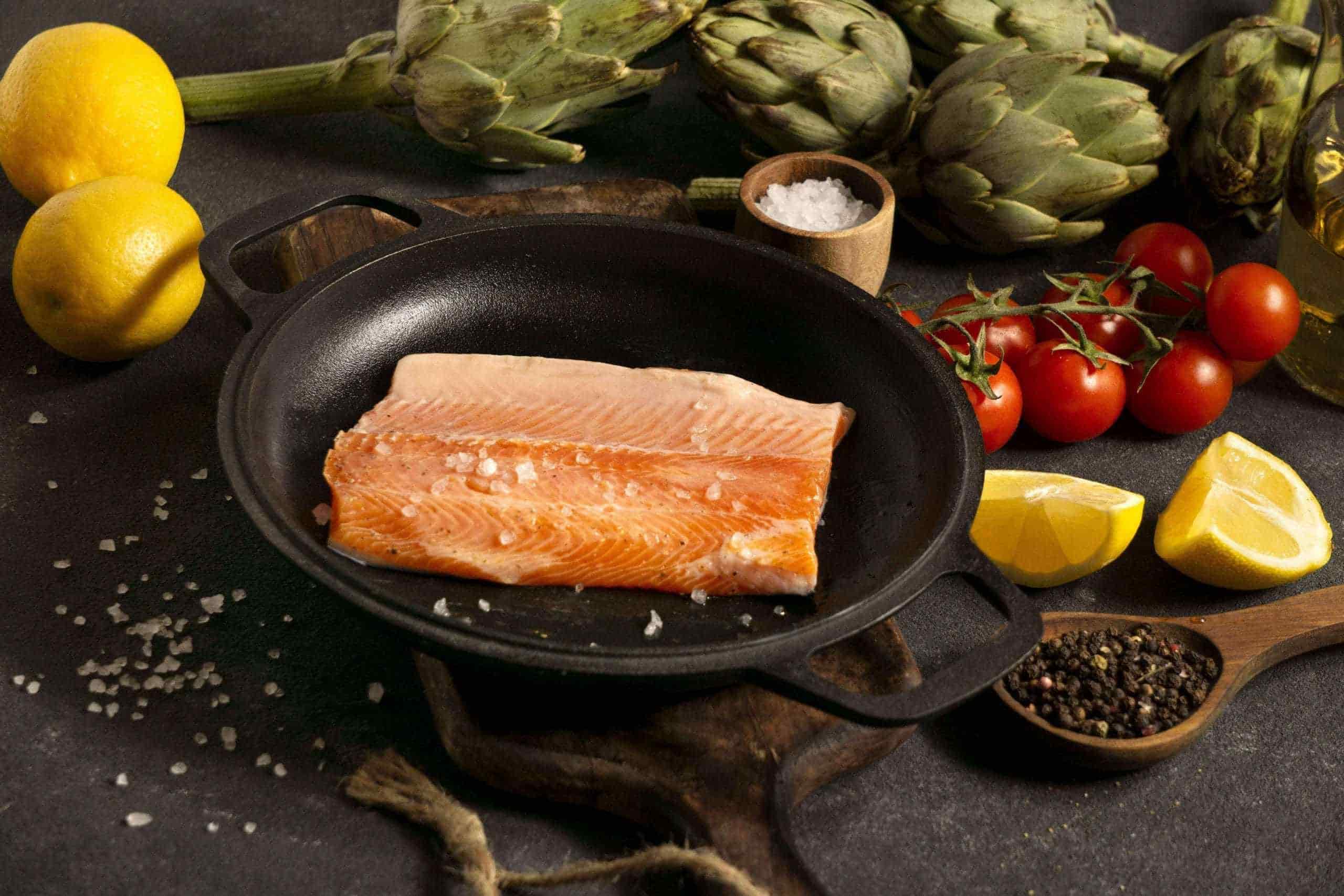 Cá hồi được ướp nhẹ muối để giữ độ ẩm tự nhiên