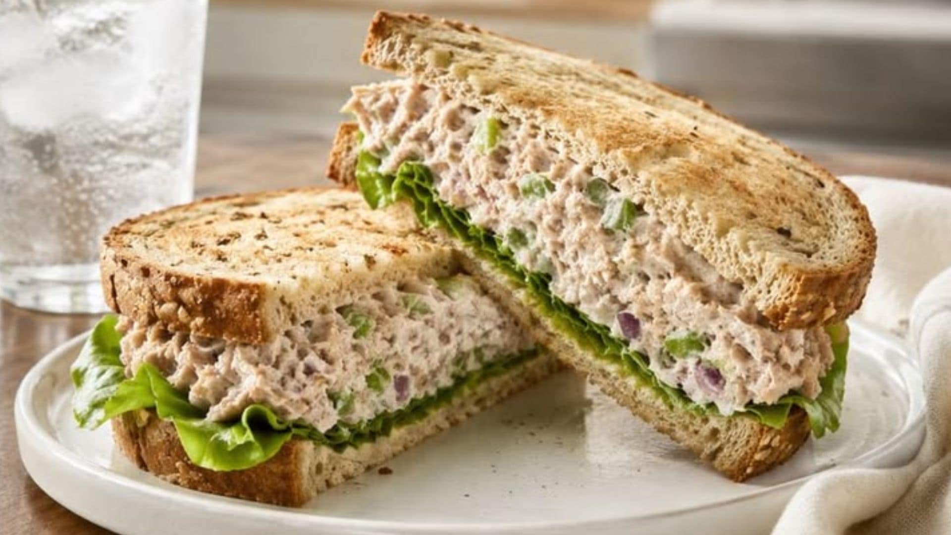 Sandwich cá ngừ kết hợp nhân cá ngừ trộn mayonnaise cùng rau củ, phù hợp cho bữa sáng nhanh gọn.