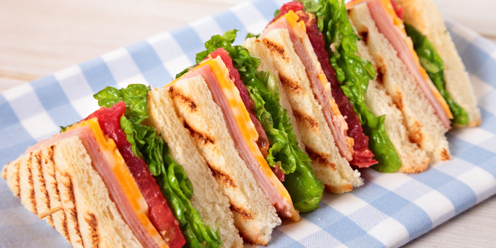 Sandwich kẹp phô mai và thịt nguội là món ăn sáng kinh điển