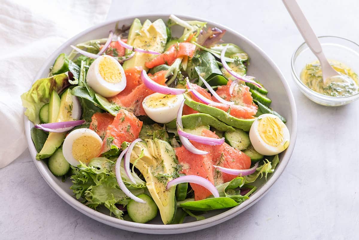 Salad cá hồi xông khói kết hợp cùng trứng luộc tạo nên bữa ăn dinh dưỡng