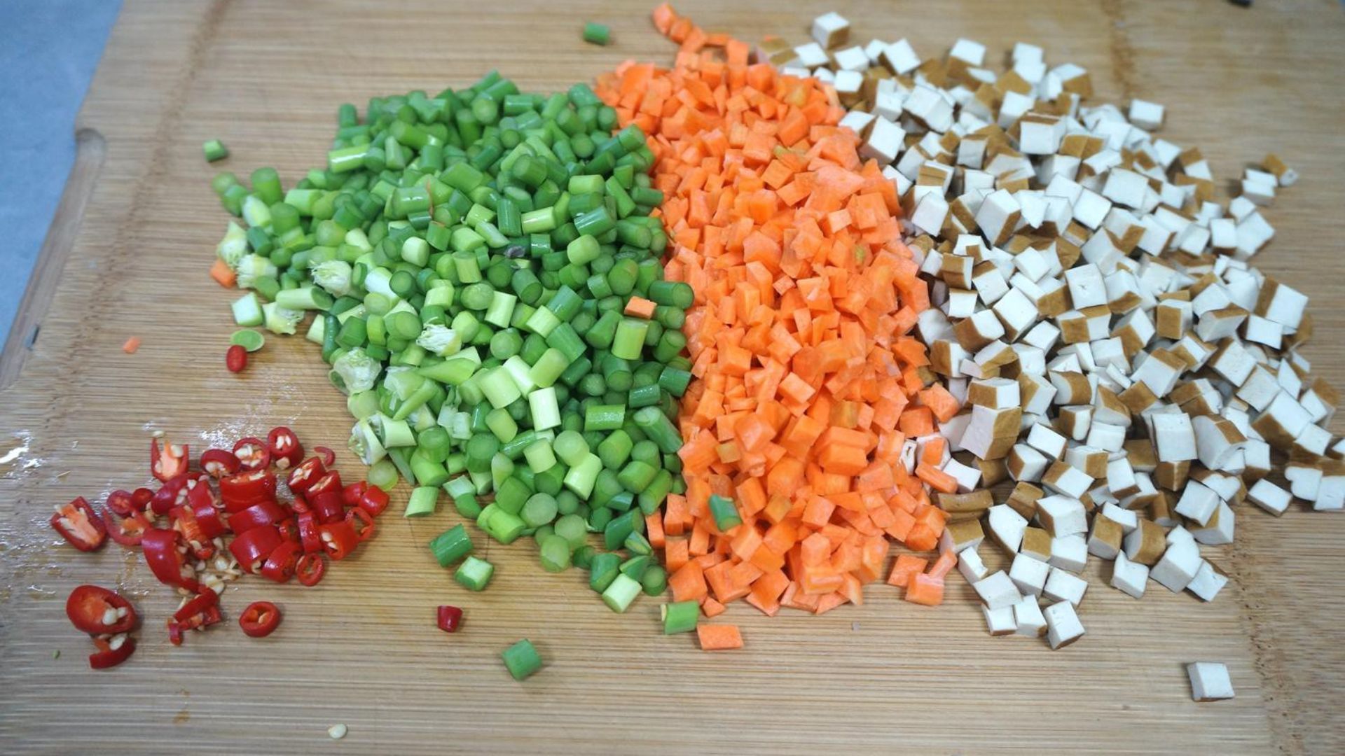 Sơ chế các nguyên liệu rau củ và thịt cắt hạt lựu nhỏ đồng đều