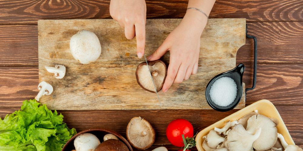 Sơ chế nấm hương kỹ để giảm mùi hăng