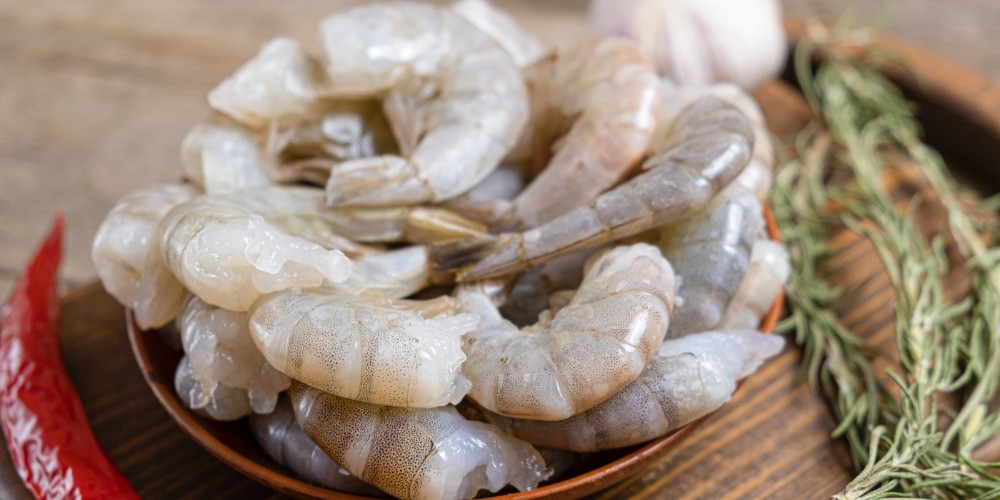 Tôm và cá nên làm sạch, để ráo