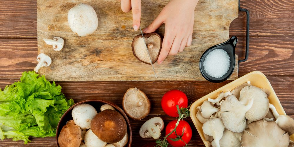 Sơ chế nấm làm pizza