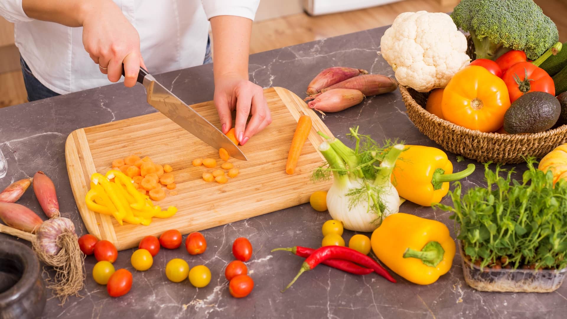 Rau củ được làm sạch, cắt thành phần vừa ăn và để ráo hoàn toàn trước khi trộn salad.