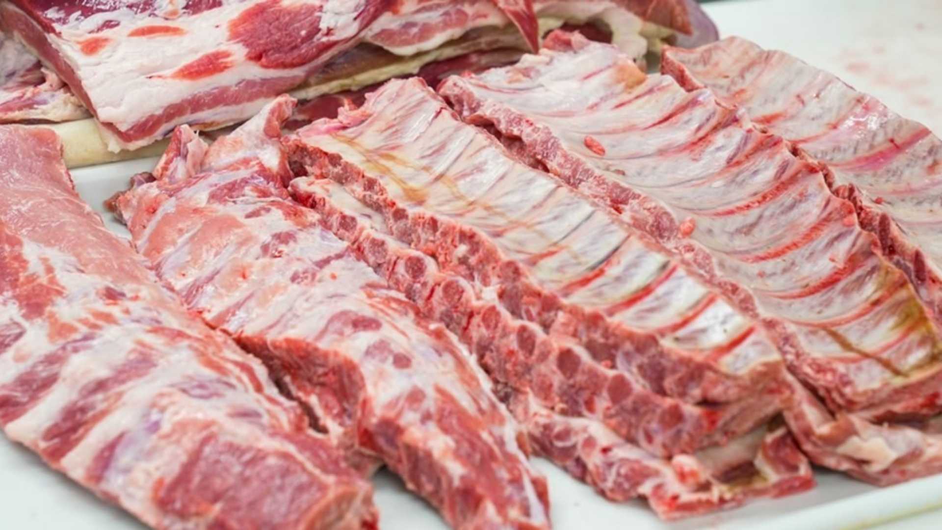 Dẻ sườn được thấm khô, bỏ lớp màng mặt xương và tỉa bớt mỡ dày trước khi ướp.
