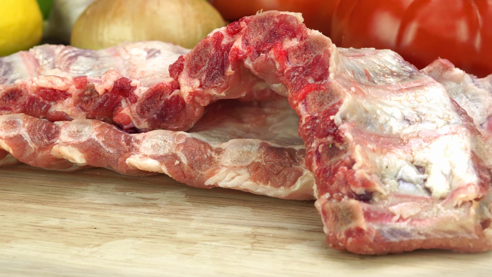 Lật mặt xương, dùng dao cùn tách lớp màng mỏng khỏi dẻ sườn trước khi ướp