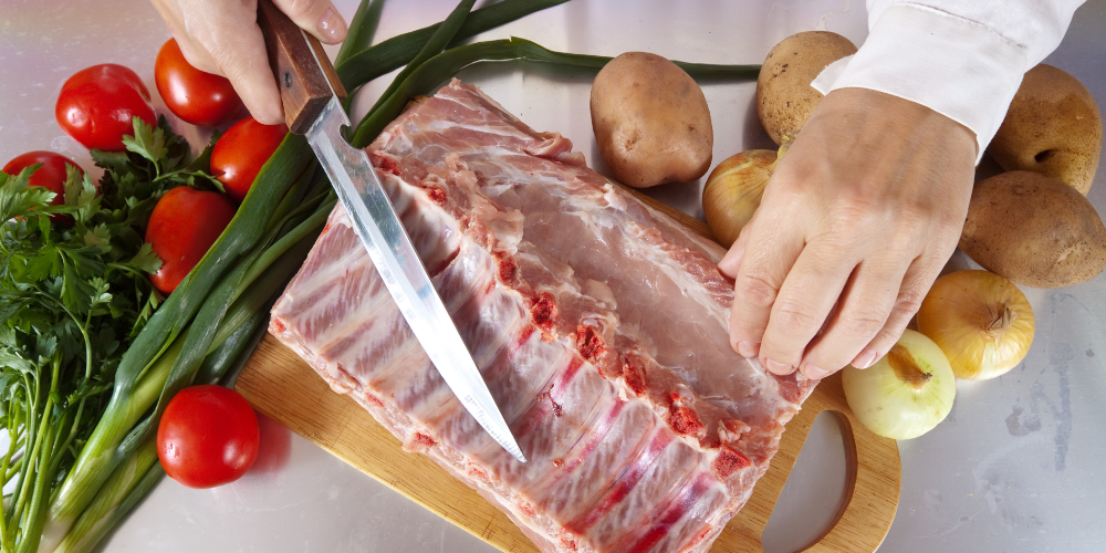 Chặt sườn thành từng khúc vừa ăn để khi nướng chín dễ thấm gia vị hơn