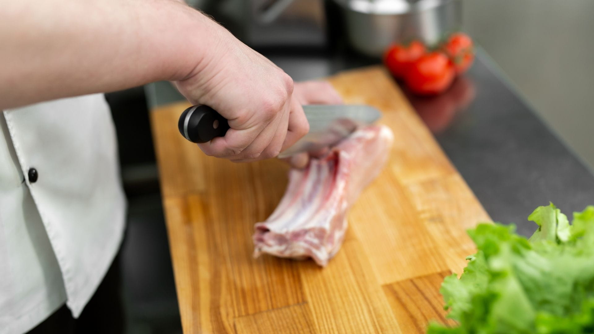 Sơ chế và thấm khô sườn trước khi ướp giúp xốt bám đều và thịt thấm vị hơn