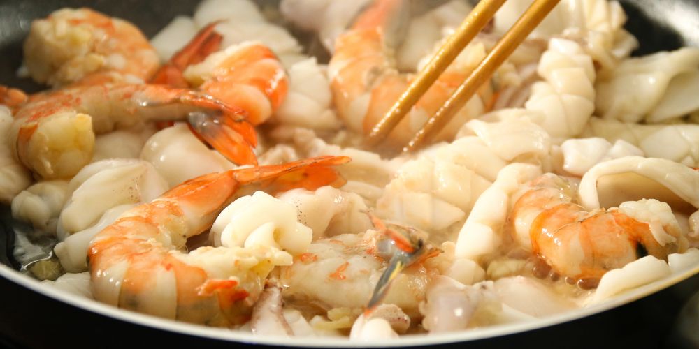 Sơ chế và xào hải sản thật kỹ để giữ được độ tươi ngon và không bị tanh