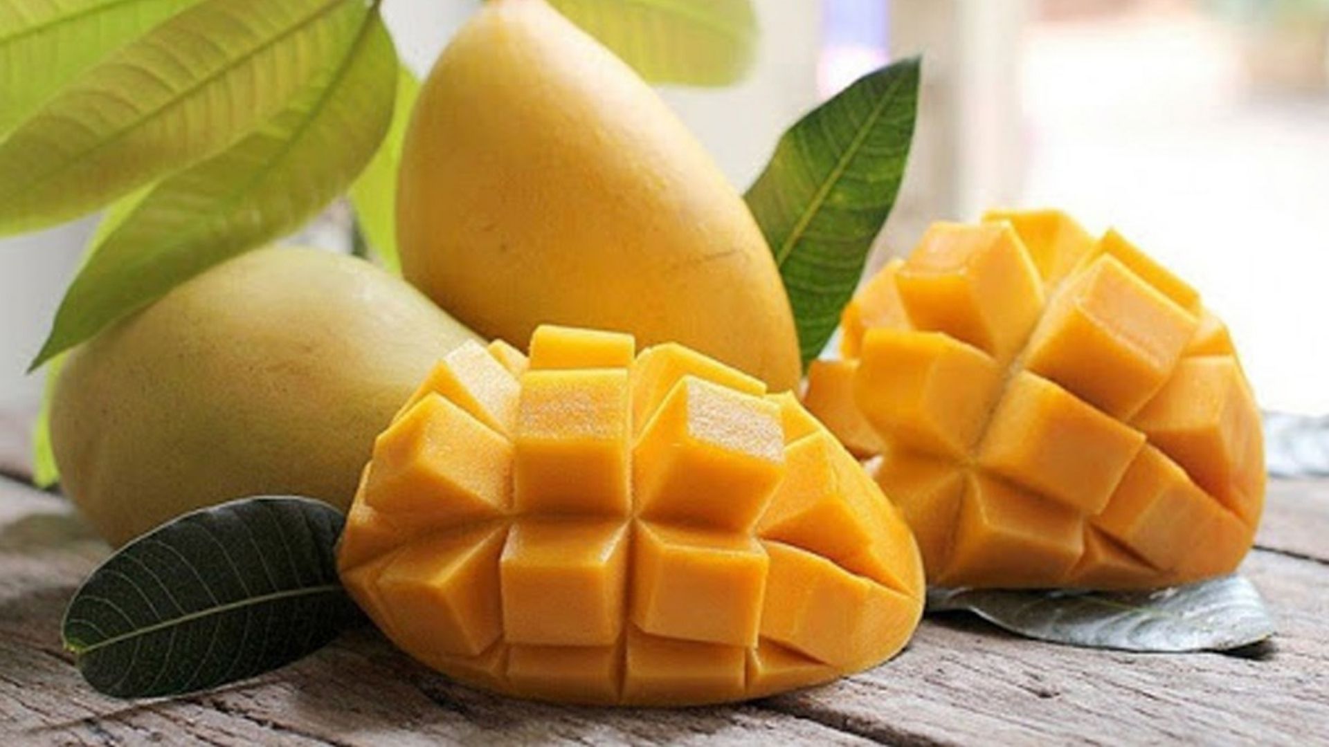Gọt vỏ và sơ chế xoài thành từng miếng nhỏ