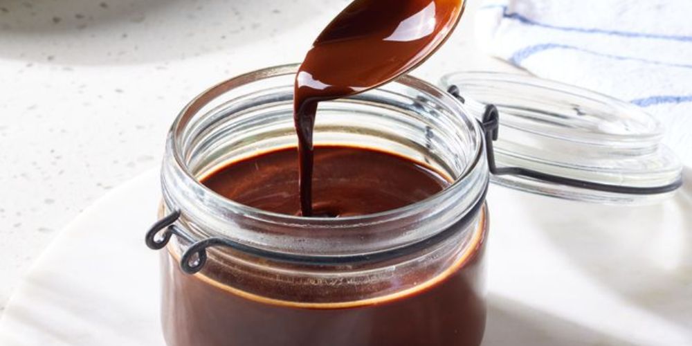 Bột cacao hoặc chocolate syrup là nguyên liệu không thể thiếu cho món sô cô la đá xay