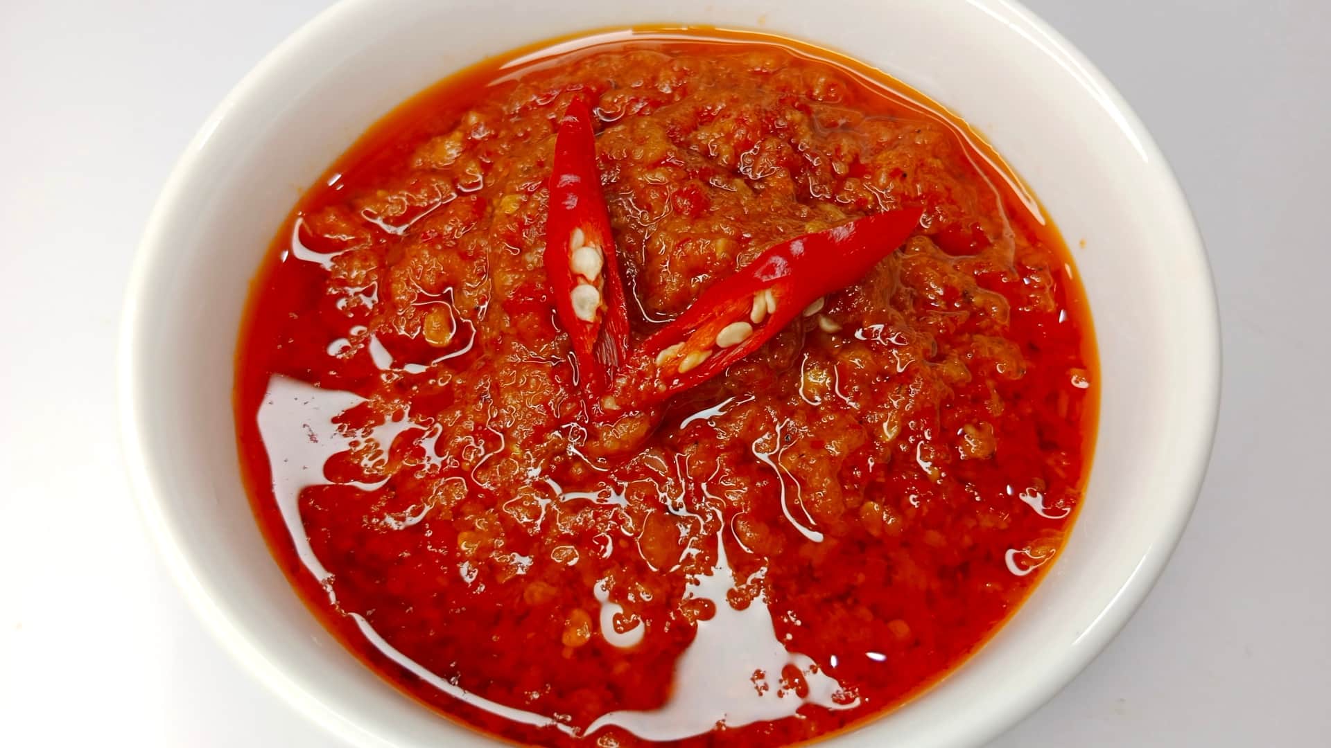 Xốt muối ớt đỏ sánh vừa, thấy rõ ớt, tỏi và tiêu sau khi giã nhuyễn