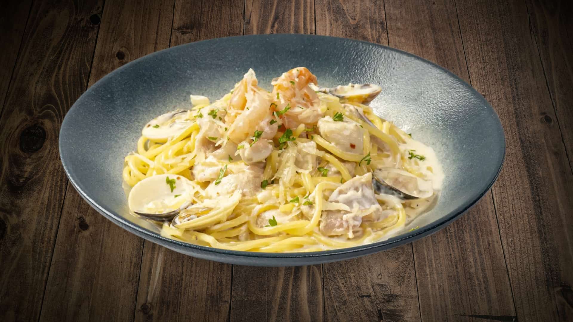 Spaghetti Seafood có lựa chọn xốt kem tỏi dùng cùng mỳ ý sợi dài và hải sản