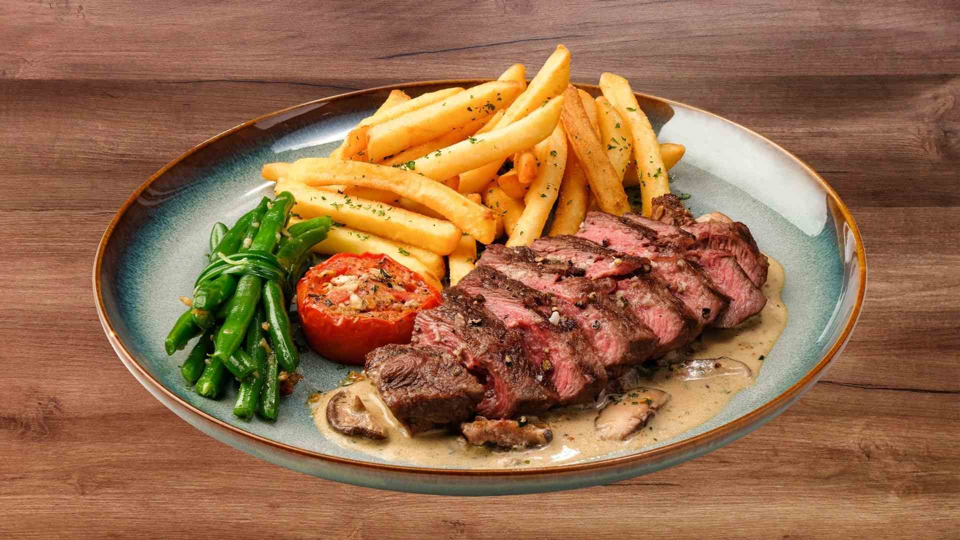 Pan Seared Steak in Butter Sauce tạo nên sự hài hòa giữa thịt bò mềm ngọt và khoai tây bùi thơm theo phong cách Âu.