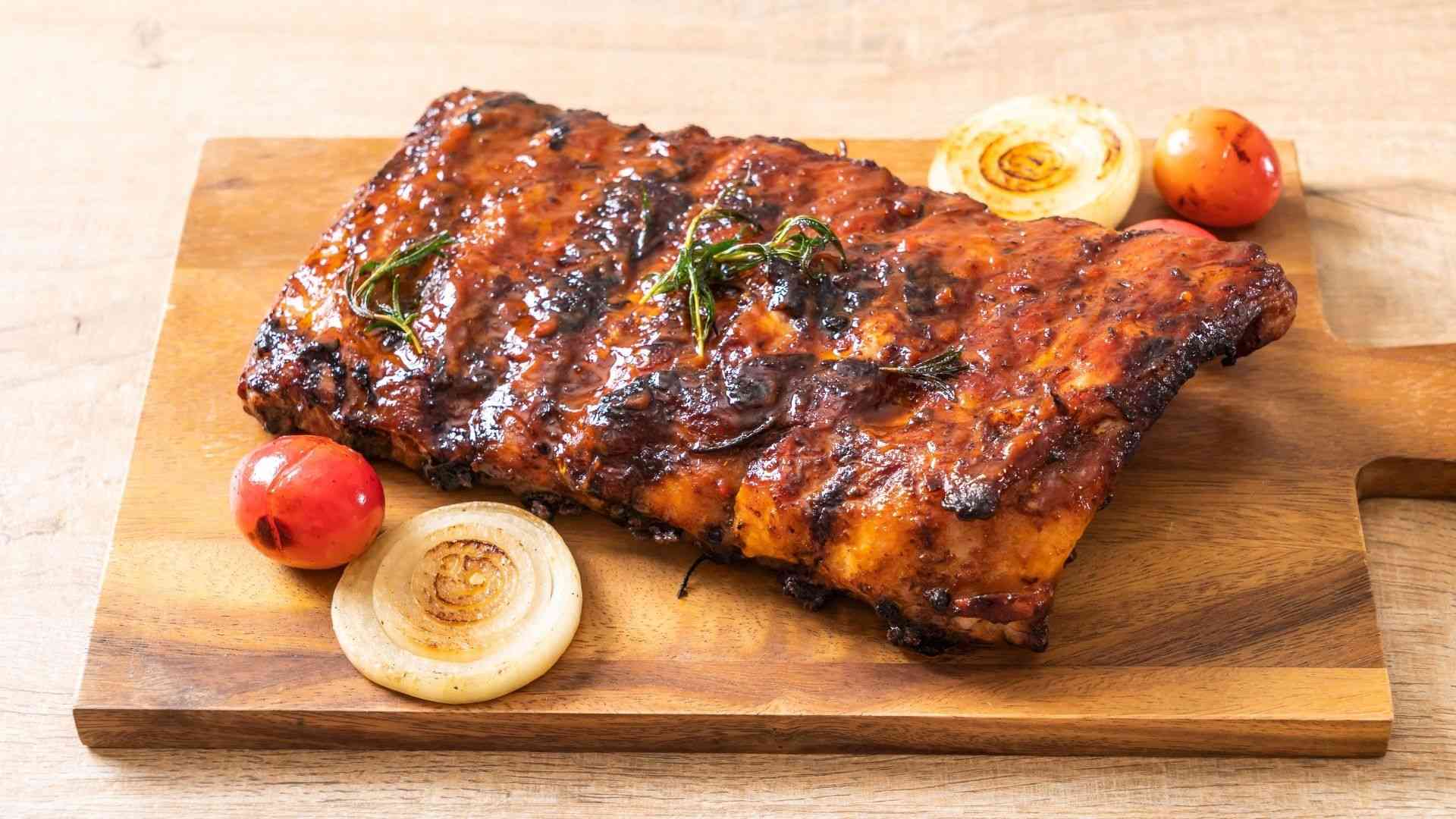 Sườn nướng đạt chuẩn có màu vàng nâu, bề mặt bóng nhẹ và phần thịt mềm mọng