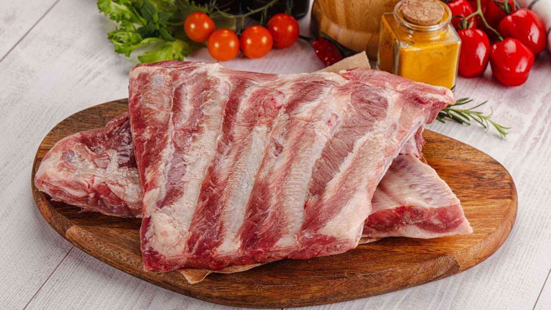 Sườn heo được chuẩn bị cùng mật ong, tương cà, mù tạt, tỏi và các gia vị tạo nên phần xốt ướp chua ngọt cân bằng.