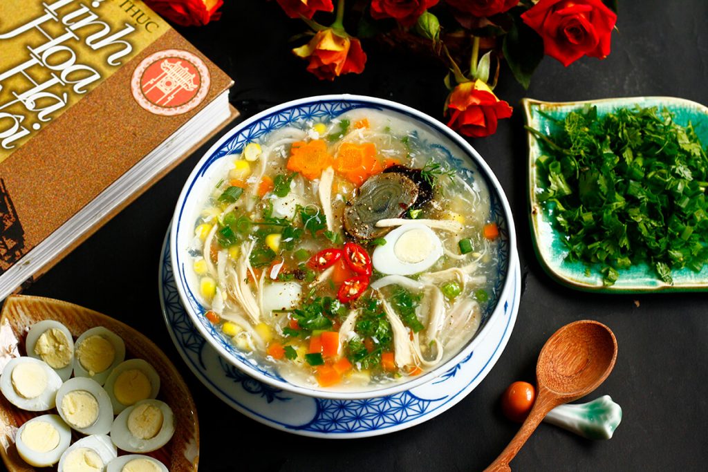 Thành phẩm là bát súp hải sản nóng hổi, nước súp trong mà sánh nhẹ