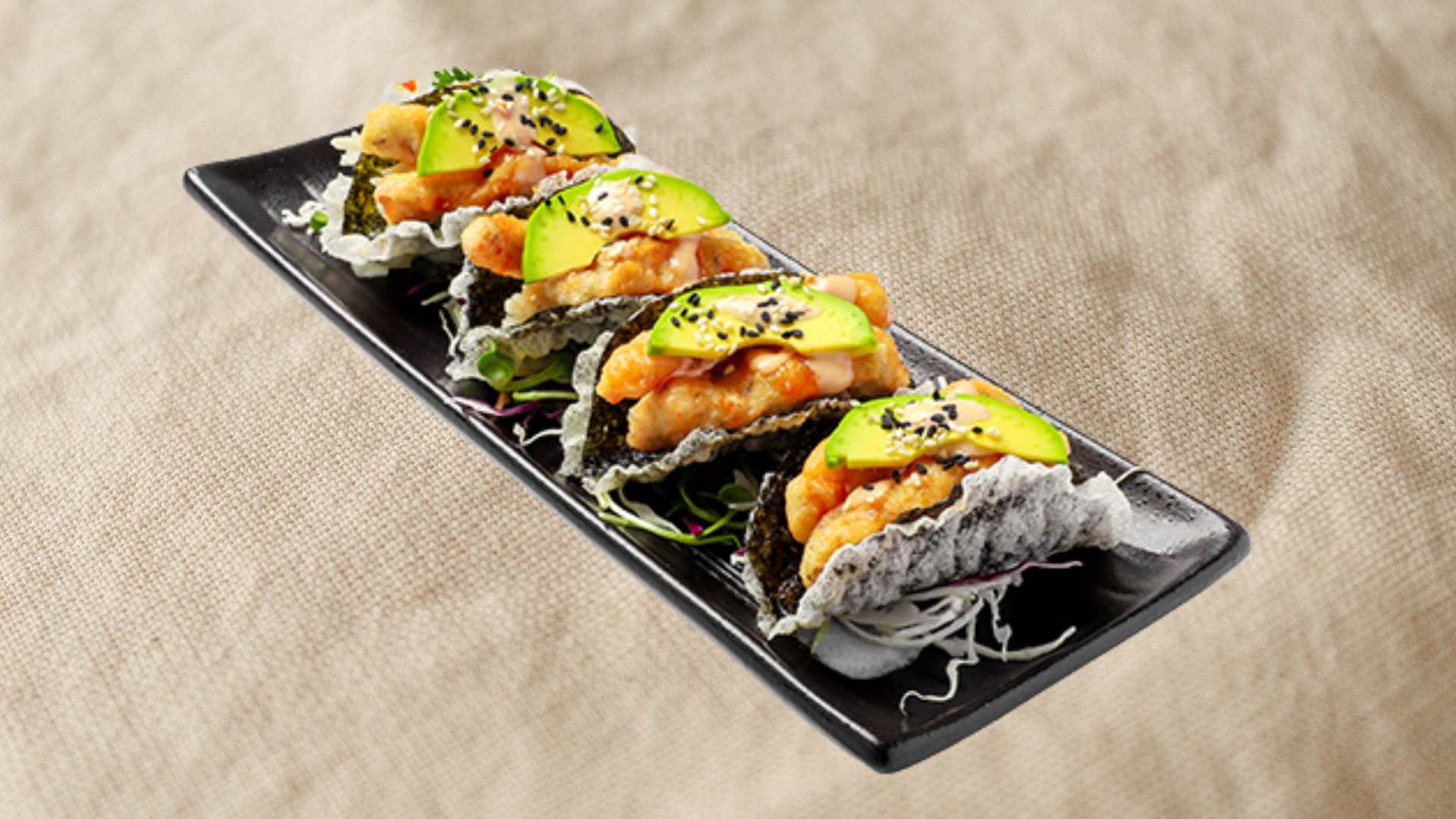 Sushi Tacos tại Al Fresco's với lớp vỏ giòn và phần nhân cá mềm