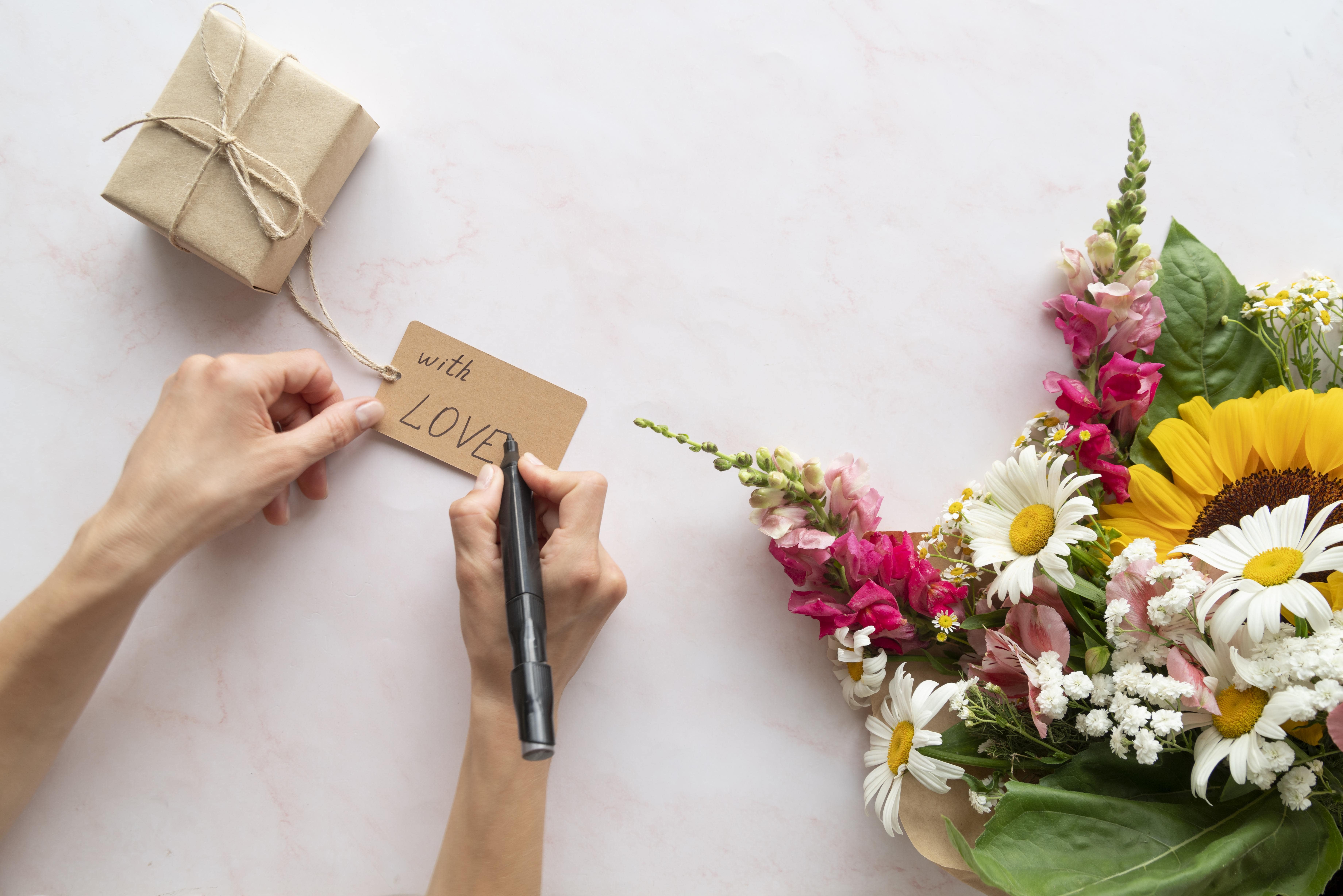 Tặng hoa và thiệp handmade thật ý nghĩa