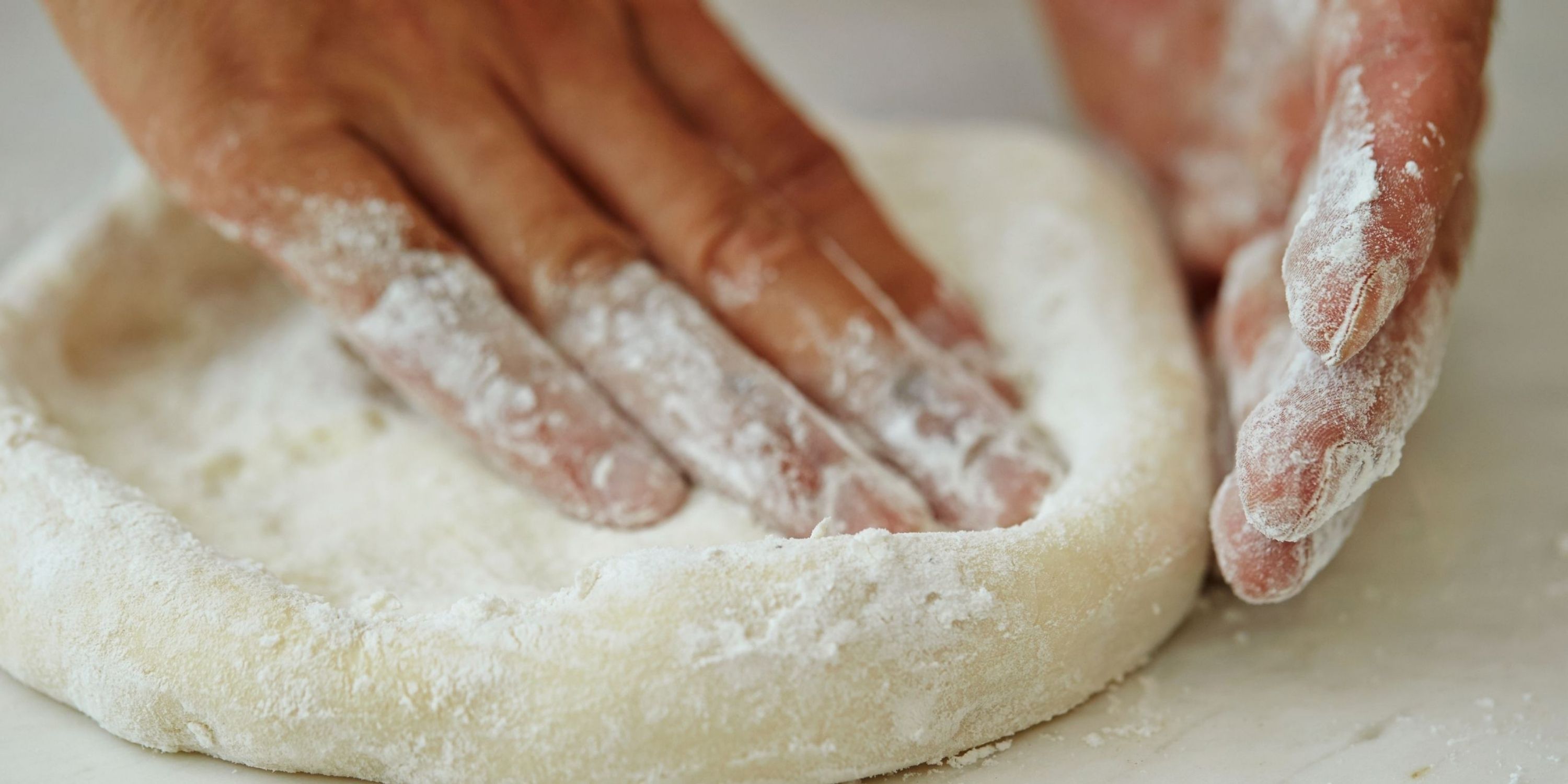 Giãn từ giữa ra ngoài để tạo hình pizza