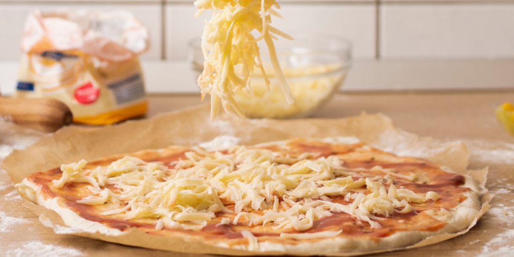 Thêm phô mai Mozzarella lên pizza