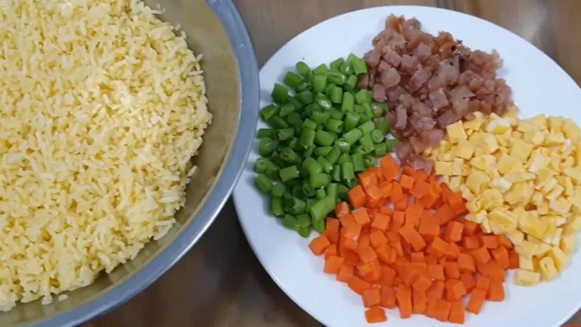 Đảo đều cơm nguội với trứng gà ở lửa lớn để tạo màu vàng óng