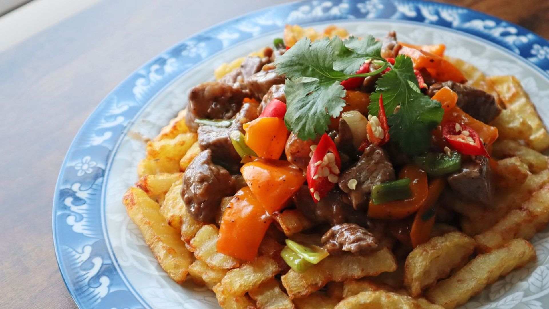 Thịt bò xào khoai tây kết hợp vị ngọt mềm của thịt bò cùng khoai tây bùi thơm, thích hợp cho bữa cơm gia đình.