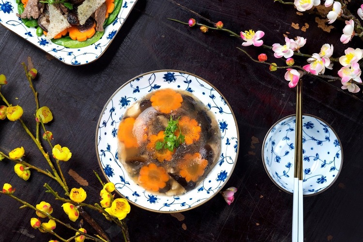 Thịt đông mềm cùng mộc nhĩ giòn nhẹ đông trong veo tự nhiên