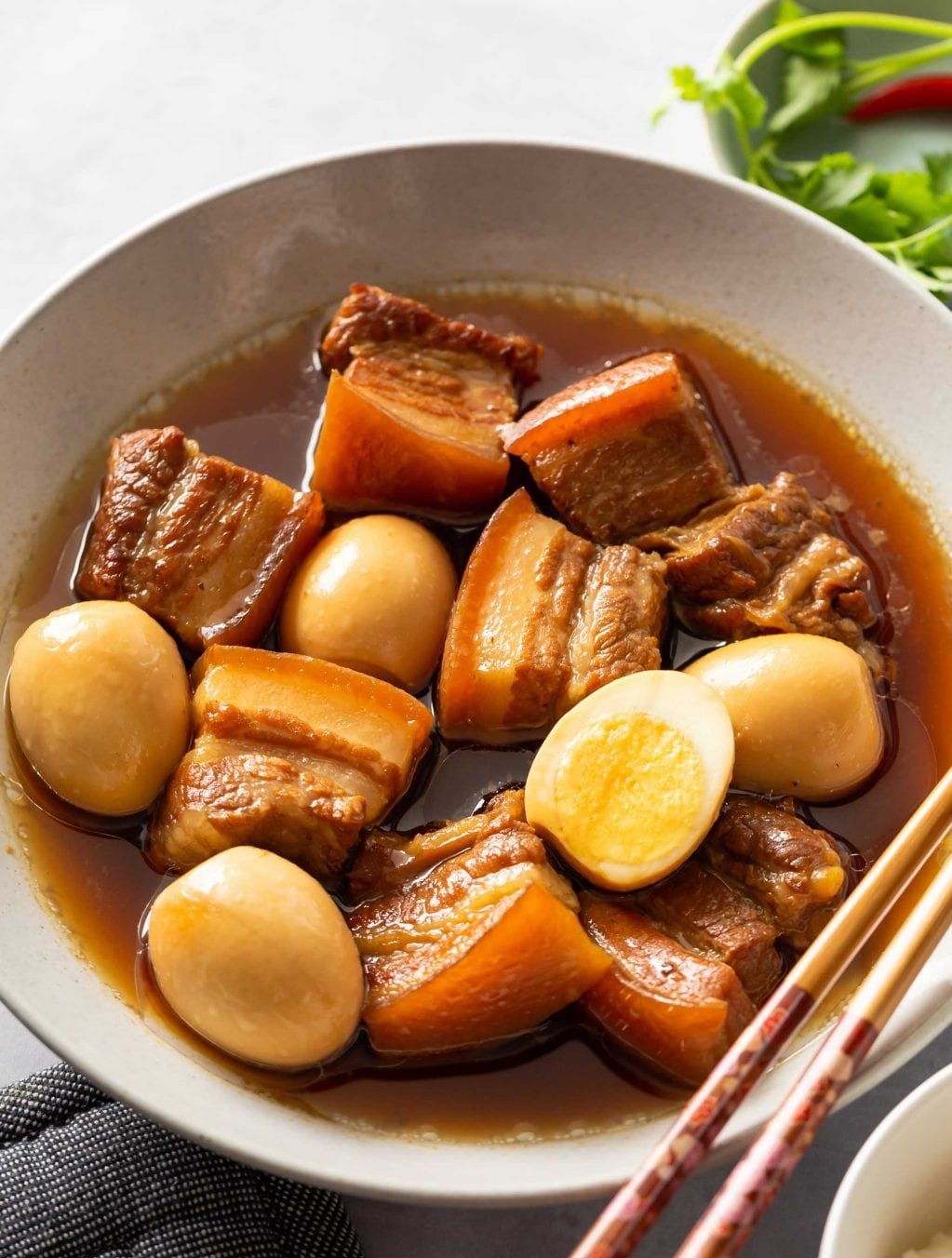 Thịt kho tàu đậm đà cùng trứng vịt, hình ảnh món ăn ngày Tết phổ biến trong mâm cỗ miền Nam
