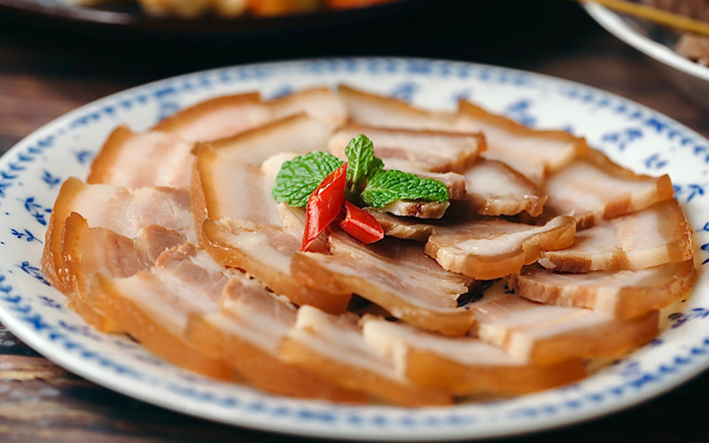 Thịt heo ngâm mắm với mặn ngọt hài hòa, càng ăn càng cuốn.