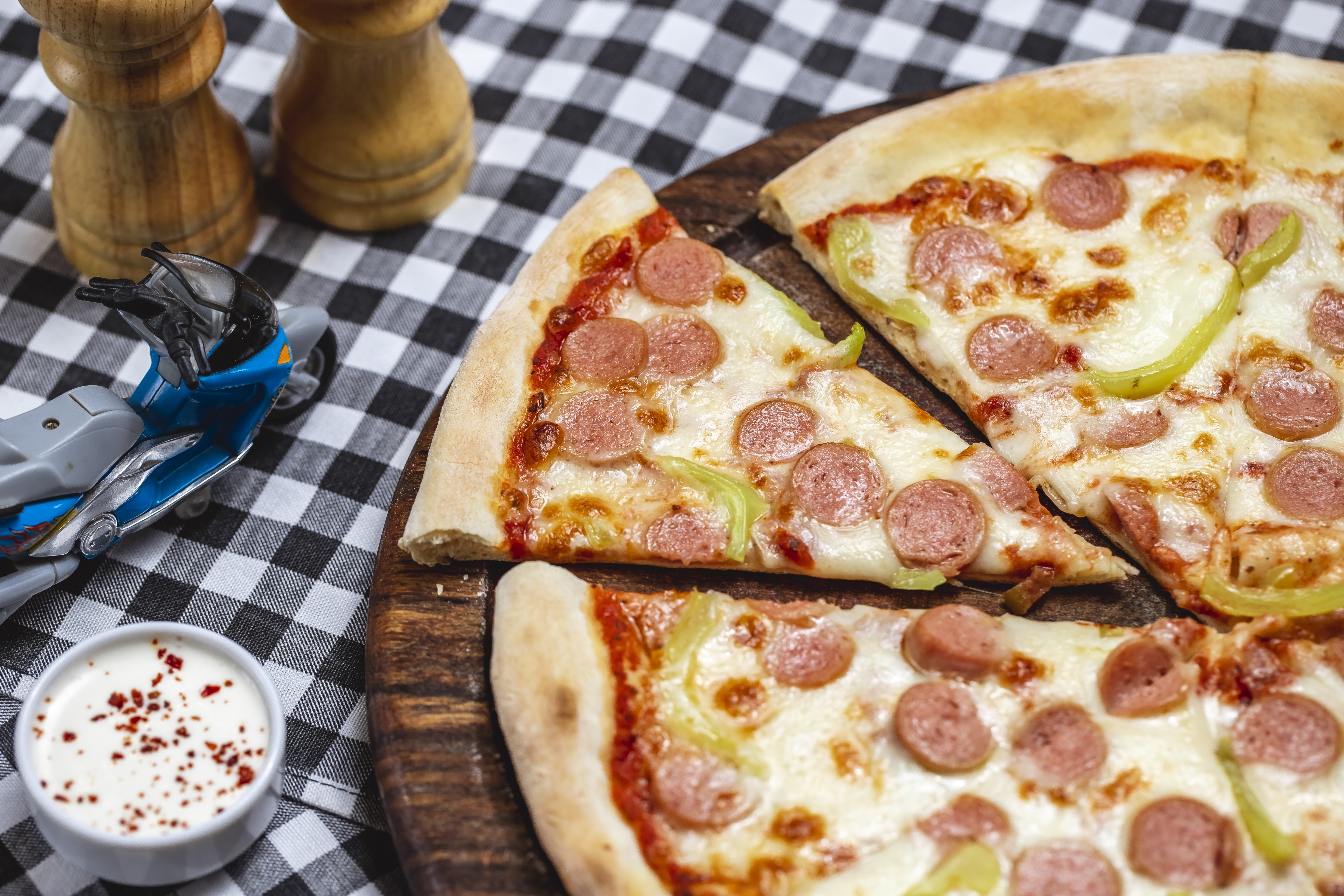Thưởng thức pizza xúc xích thơm ngon sau khi nướng
