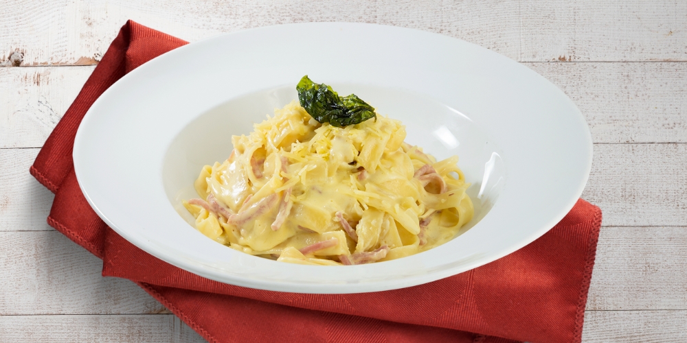 Mì fettuccine sốt kem trứng và thịt xông khói