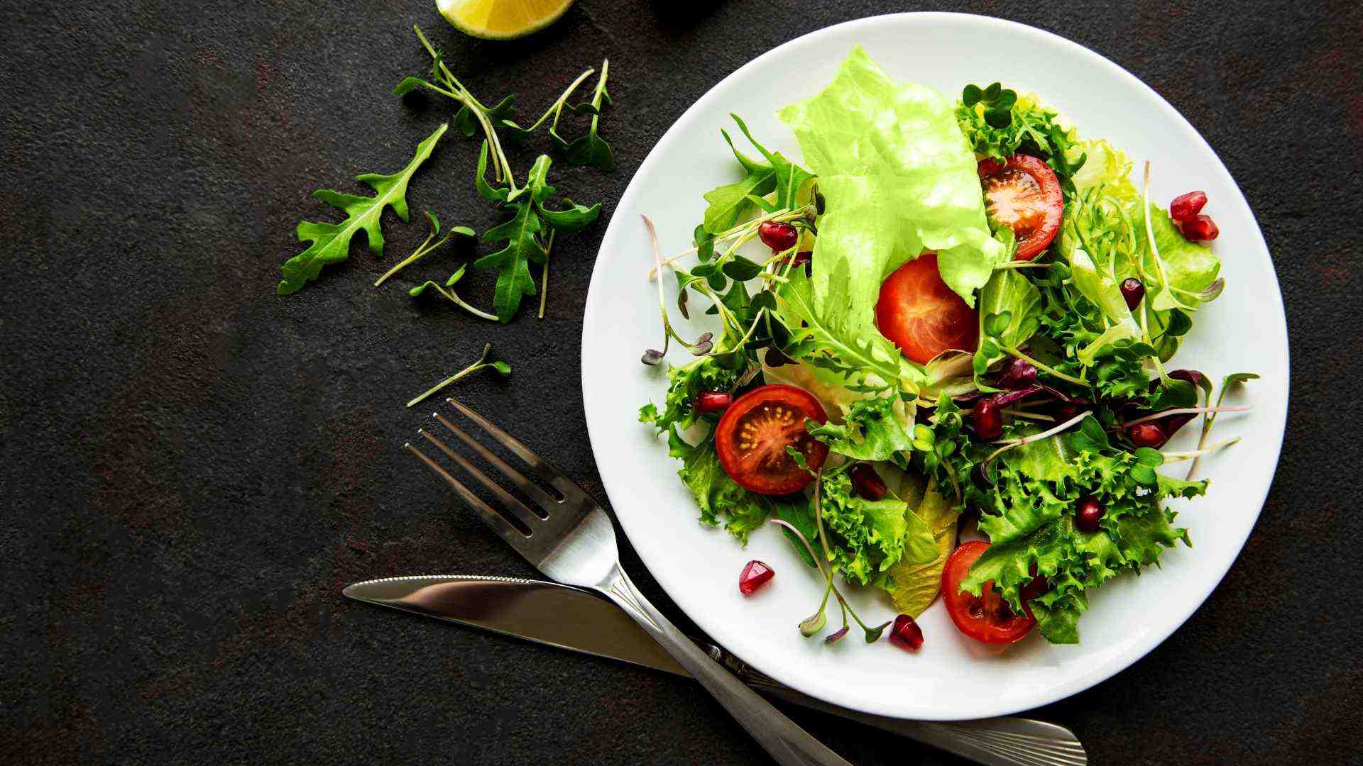 Salad trộn dầu giấm nên dùng ngay sau khi hoàn thiện để rau củ giữ độ giòn và phần xốt không bị loãng.