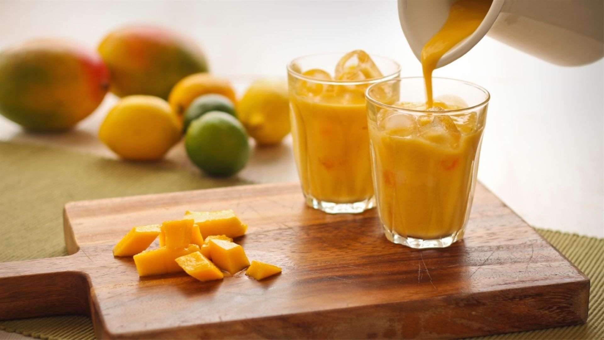 Rót sinh tố vào ly, trang trí và thưởng thức