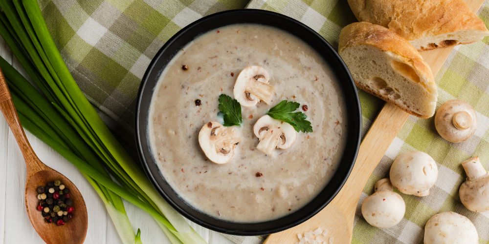 Ăn súp kem nấm kèm bánh mì nướng giòn