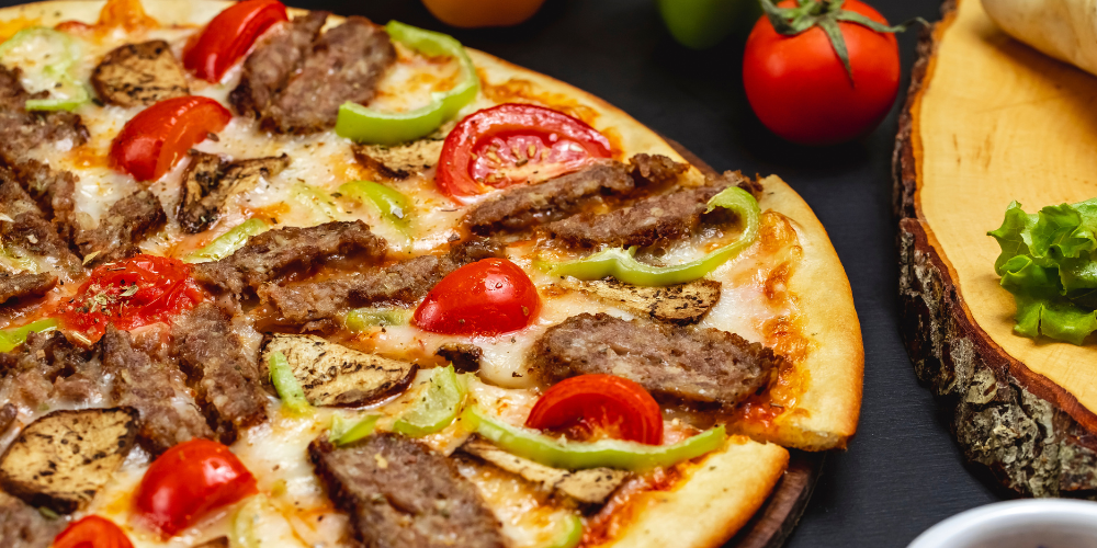 Topping pizza từ thịt bò băm, gà, thịt xông khói,... thơm ngon béo ngậy