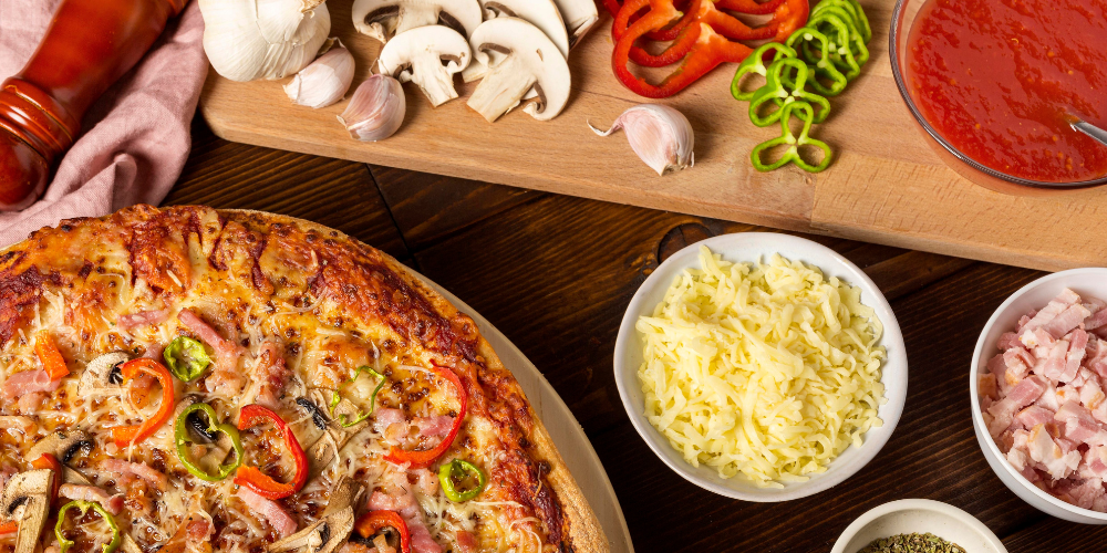 Topping pizza chính là phần nhân hoặc nguyên liệu chính trên mặt bánh
