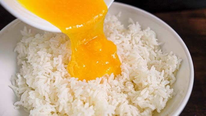 Trộn cơm với lòng đỏ trứng muối hấp chín