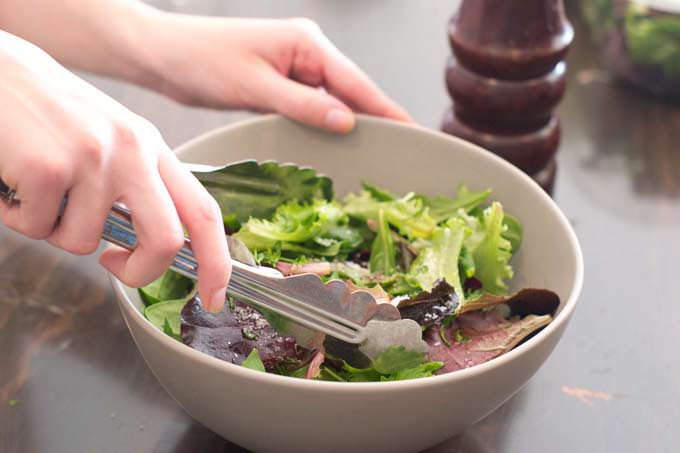 Rửa sạch các loại rau và để ráo trước khi trộn