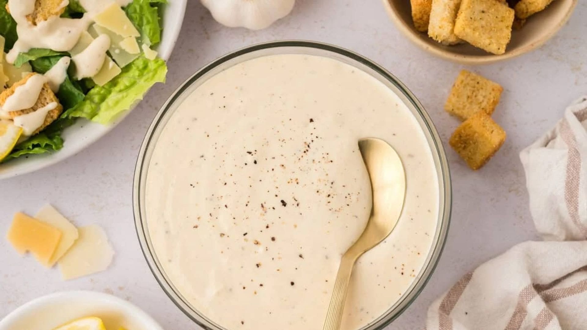 Trộn xốt ngay trước khi ăn giúp rau củ giữ được độ tươi giòn và hạn chế bị mềm, tiết nước.