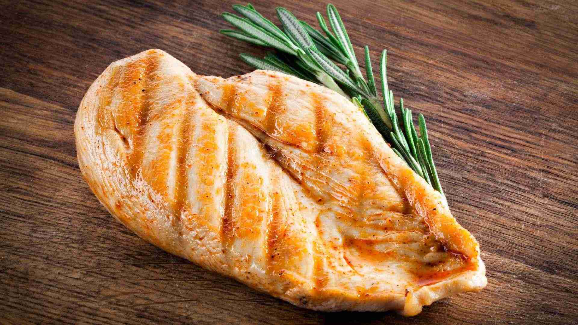 Lượng calo của 100g ức gà thay đổi tùy theo phương pháp chế biến