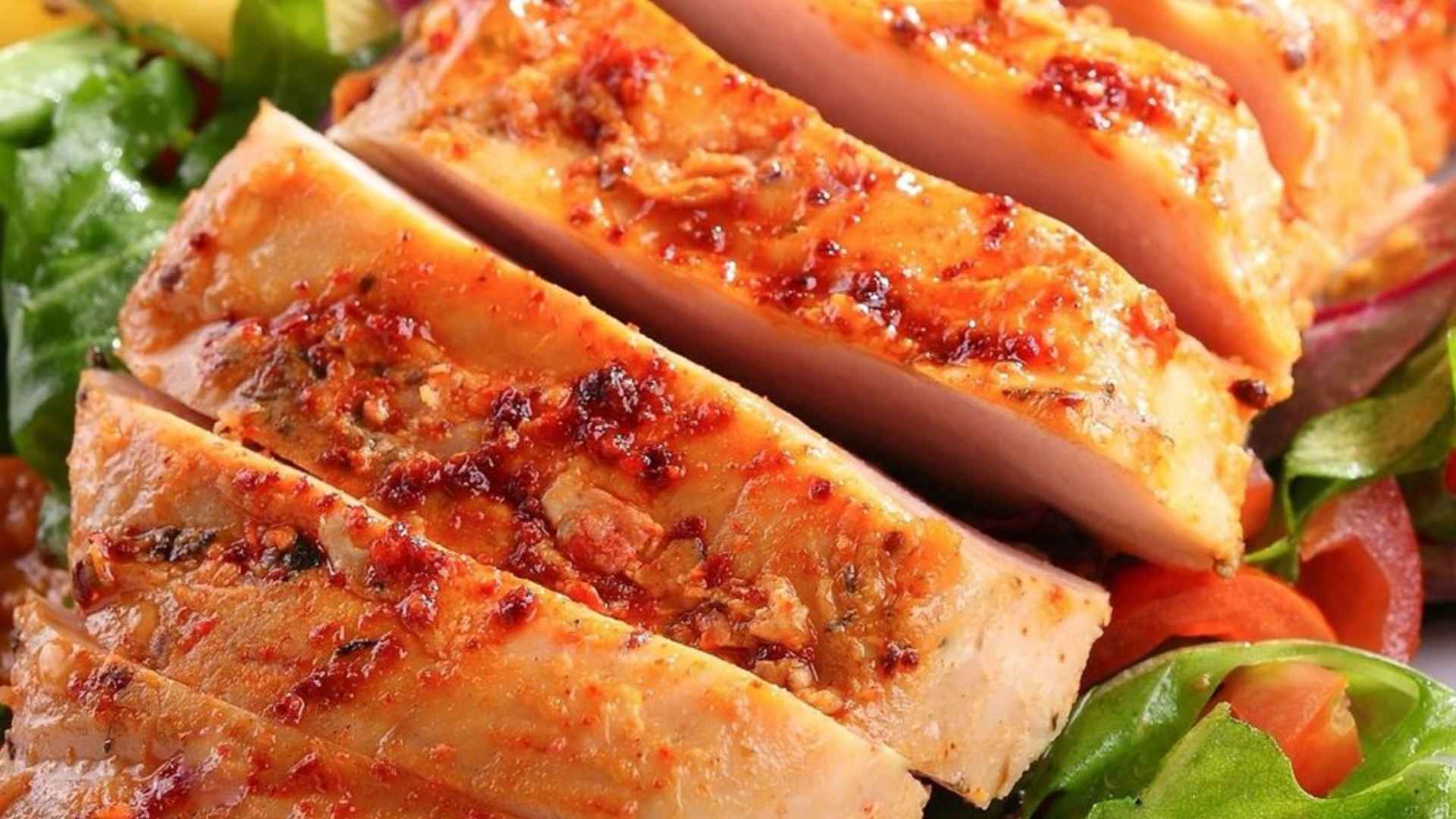 Ức gà nướng xốt BBQ là món ăn mang phong cách Âu - Mỹ có vị mặn ngọt