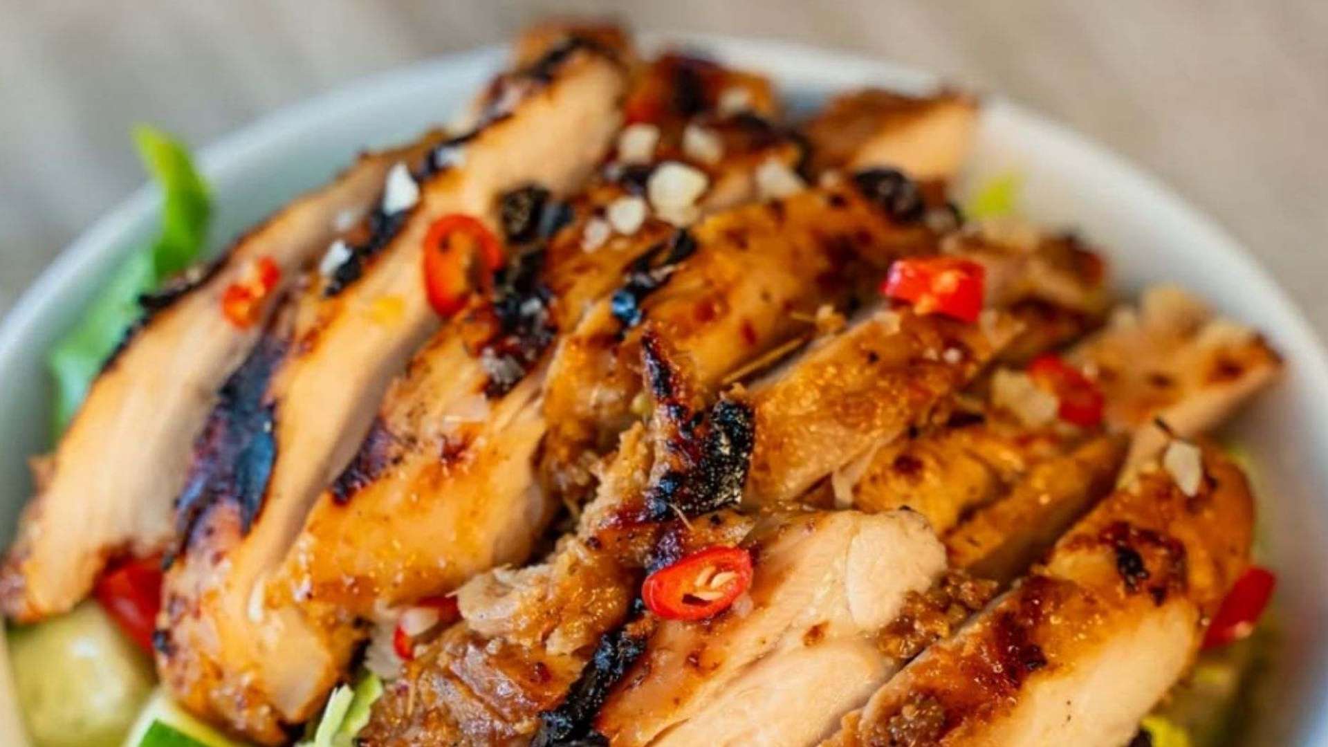 Ức gà nướng sả ớt có lớp ngoài vàng nhẹ, thích hợp ăn với cơm nóng