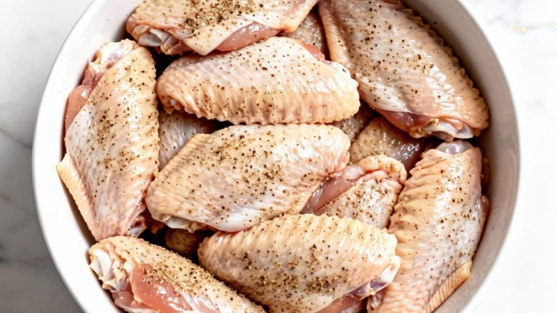Ướp cánh gà đúng thời gian giúp gia vị thấm đều, thịt đậm đà và thơm ngon hơn khi chiên hoặc nướng.