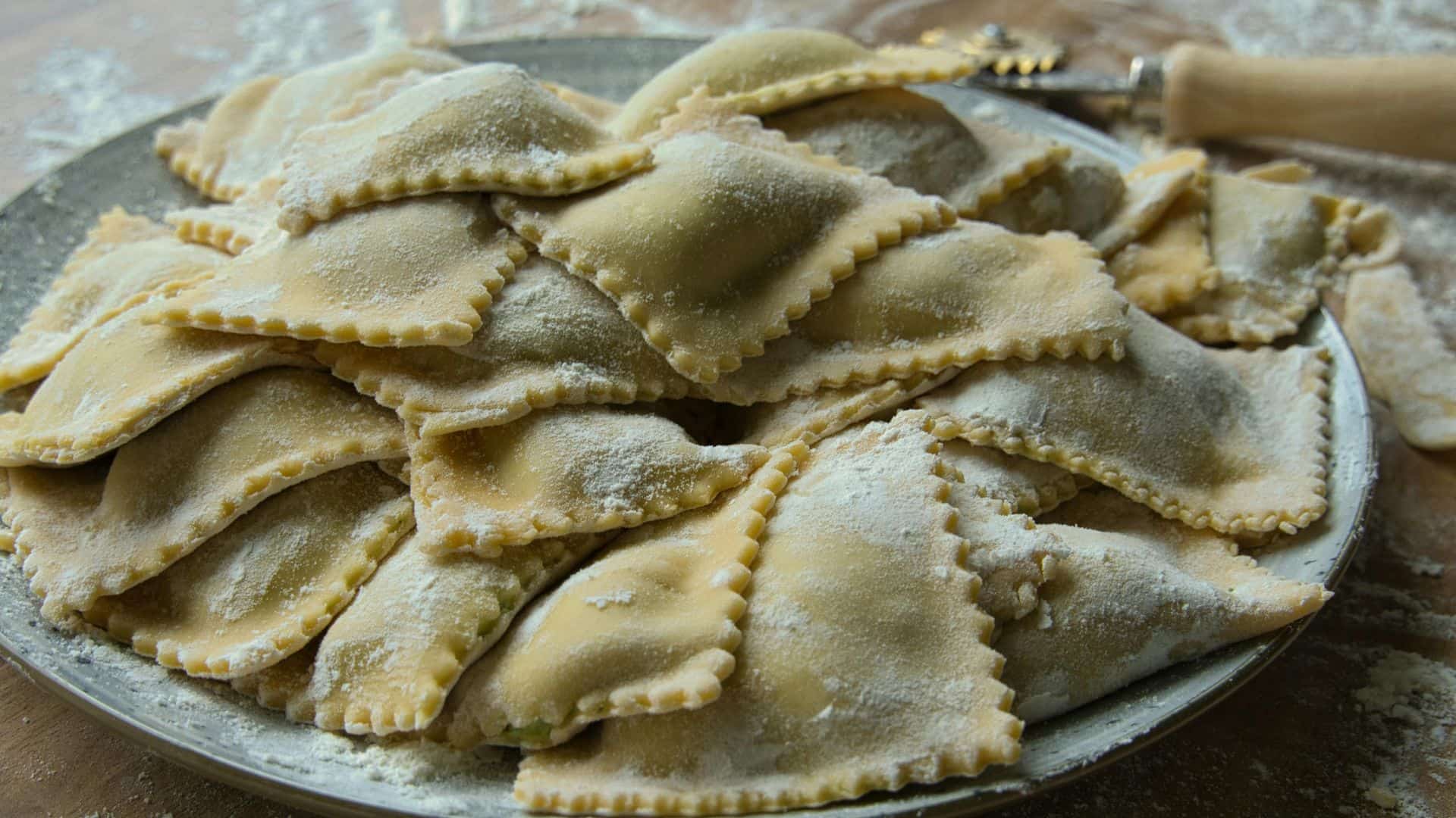 Vỏ ravioli được làm từ bột mỳ và trứng, cán mỏng để bao bọc phần nhân, tạo kết cấu mềm dai sau khi luộc chín.